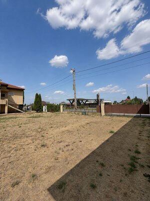 PREDAJ – rovinatý pozemok s garážou a vypracovaným projektom - Vlčany — foto 7