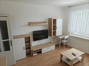 PRENÁJOM - zariadená garsónka vo vyhľadávanej lokalite - Tr. A. Hlinku — foto 1