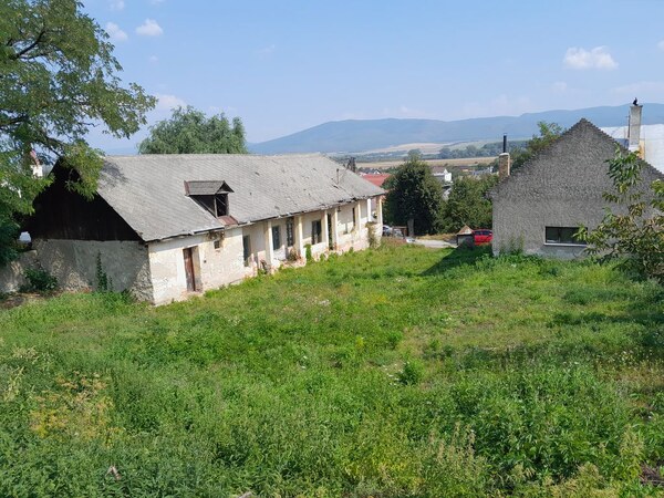 Na predaj pozemok s gazdovským domom Gyňov - Košice okolie