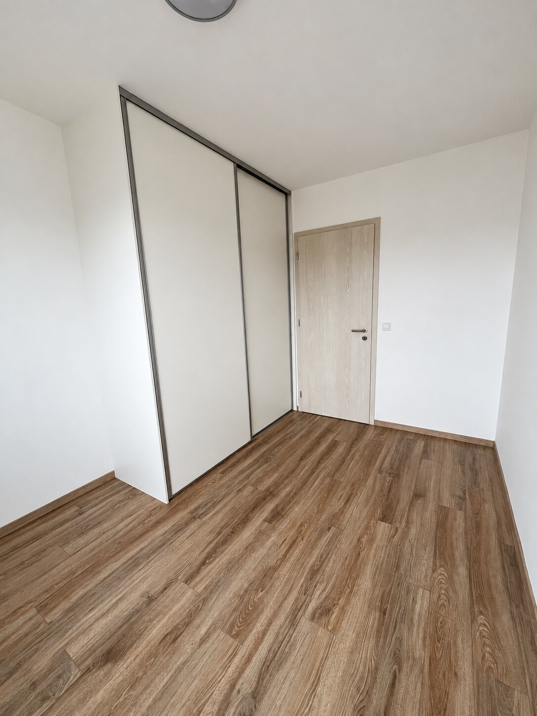 Moderný 3-izbový byt v centre Košíc s garážou na prenájom — foto 5