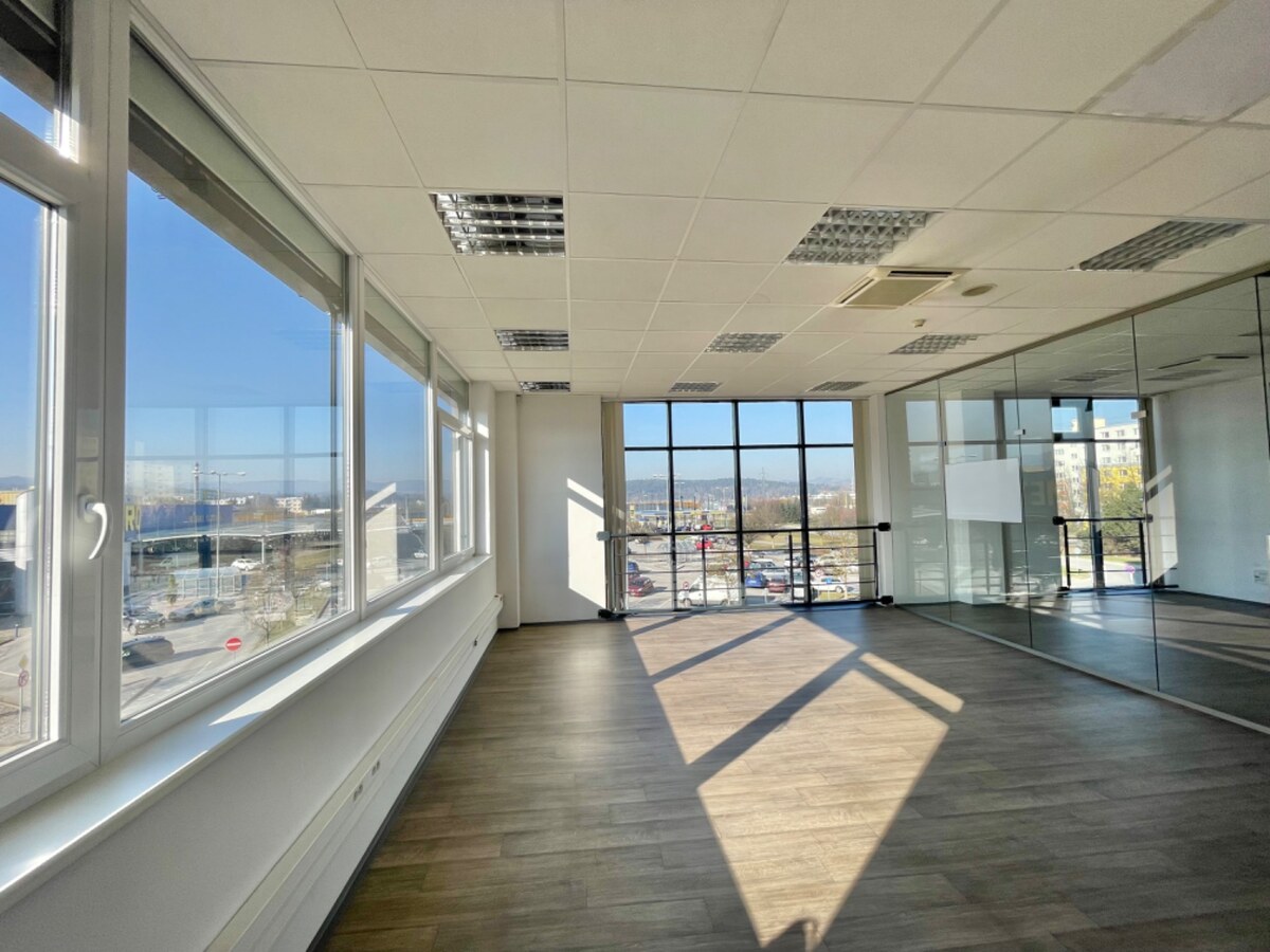 Na prenájom kancelárske priestory 1603 m2 v Living centre v Žiline