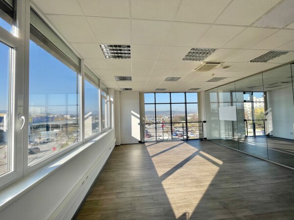 Na prenájom kancelárske priestory 1603 m2 v Living centre v Žiline
