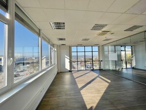 Na prenájom kancelárske priestory 1603 m2 v Living centre v Žiline — foto 1