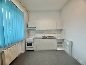 kancelária s kuchynkou 30 m2 v centre mesta Čadca — foto 2