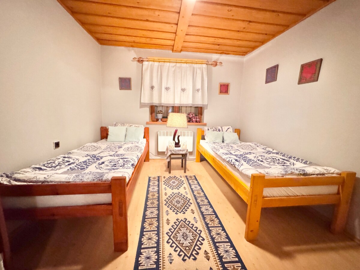 Nadčasová chalúpka obklopená prírodou a výhľadmi v Čadci Husáriku (MO) — foto 11