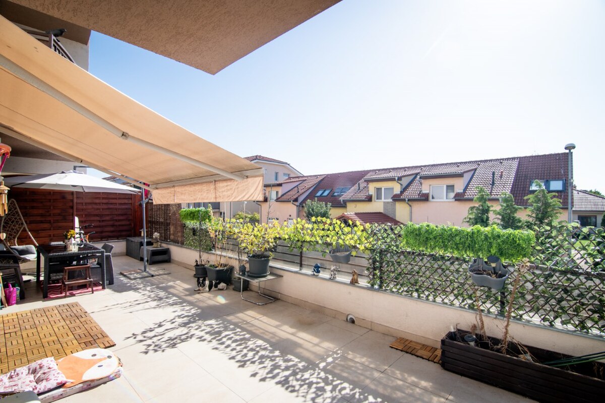 Priestranný 3-izbový byt s veľkou terasou (46 m²) a garážovým státím — foto 12