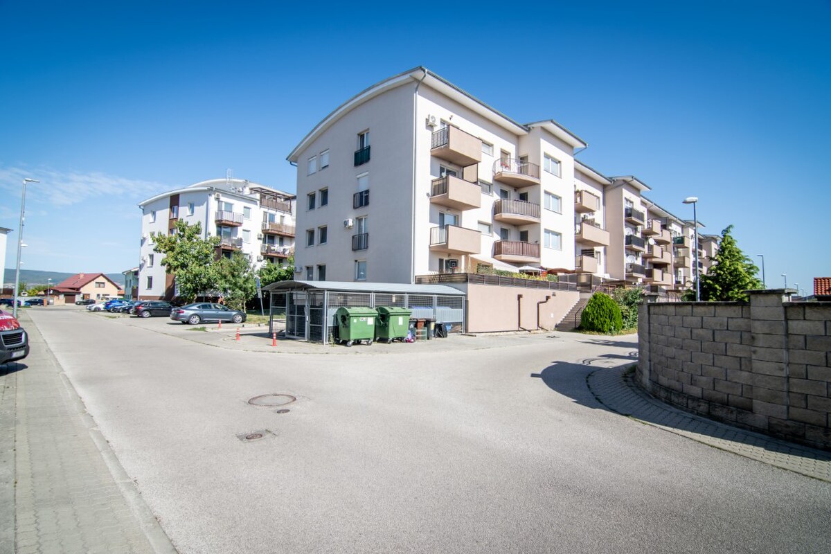 Priestranný 3-izbový byt s veľkou terasou (46 m²) a garážovým státím — foto 19