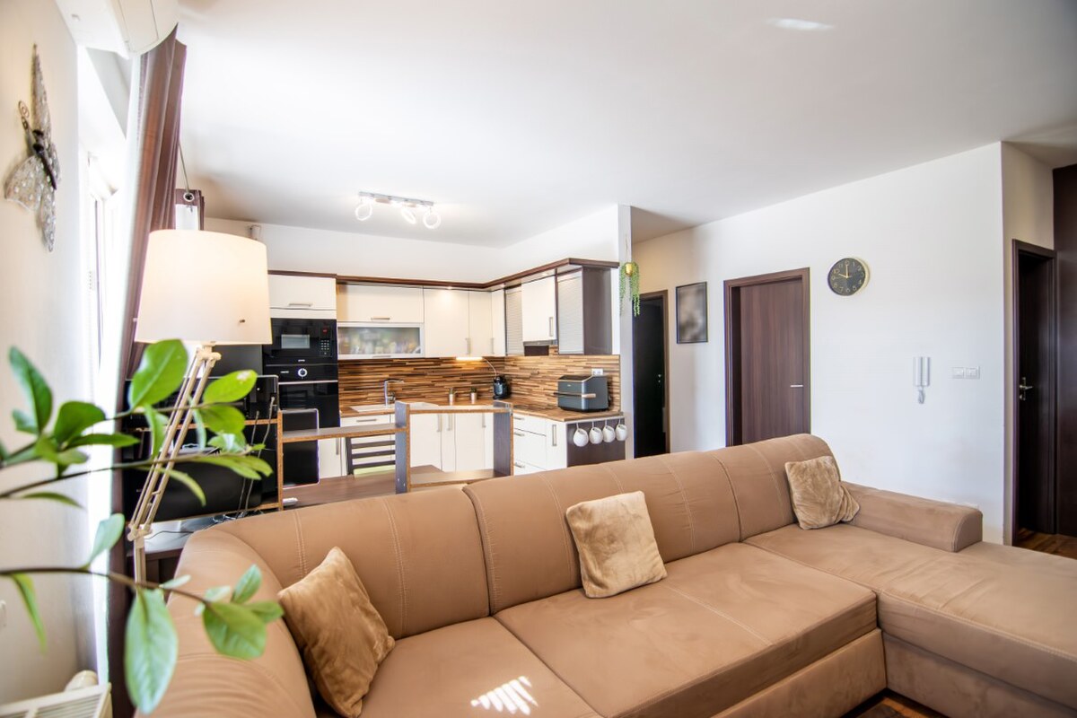 Priestranný 3-izbový byt s veľkou terasou (46 m²) a garážovým státím — foto 2