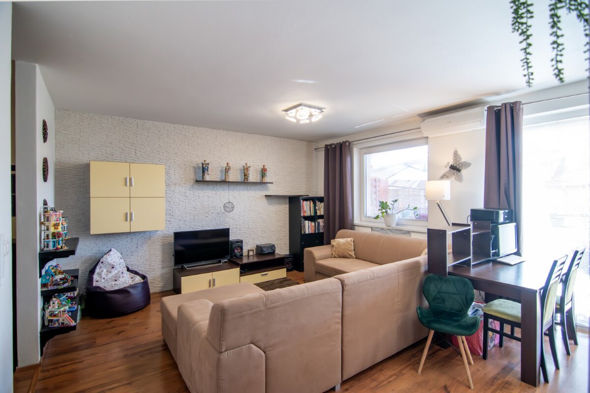 Priestranný 3-izbový byt s veľkou terasou (46 m²) a garážovým státím — foto 3