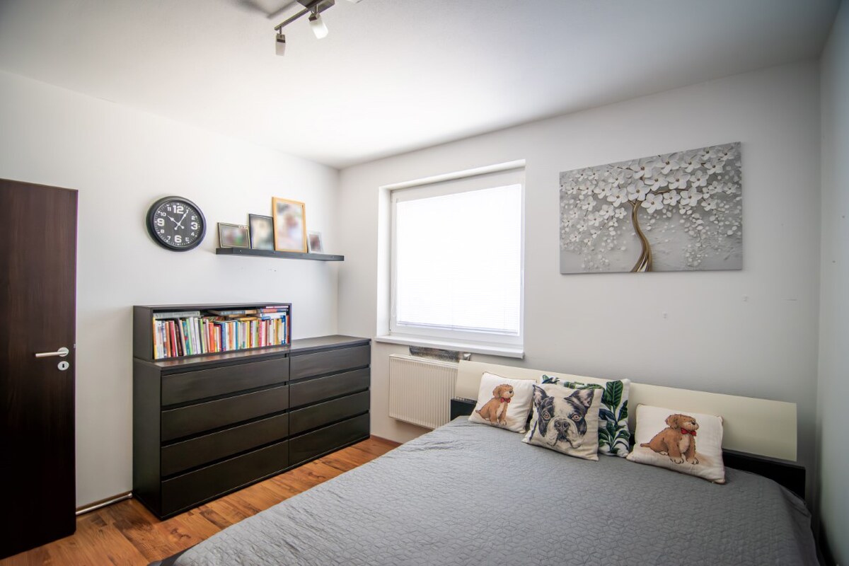 Priestranný 3-izbový byt s veľkou terasou (46 m²) a garážovým státím — foto 5