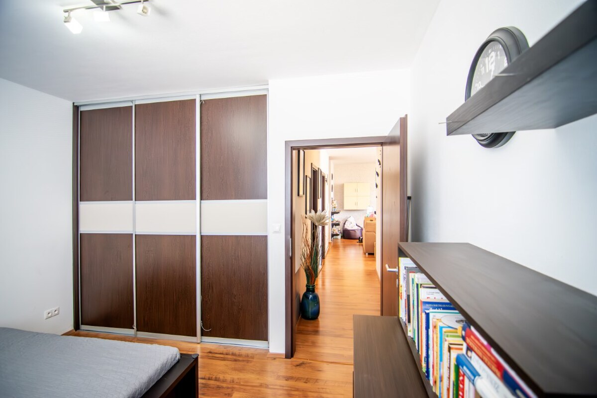 Priestranný 3-izbový byt s veľkou terasou (46 m²) a garážovým státím — foto 6