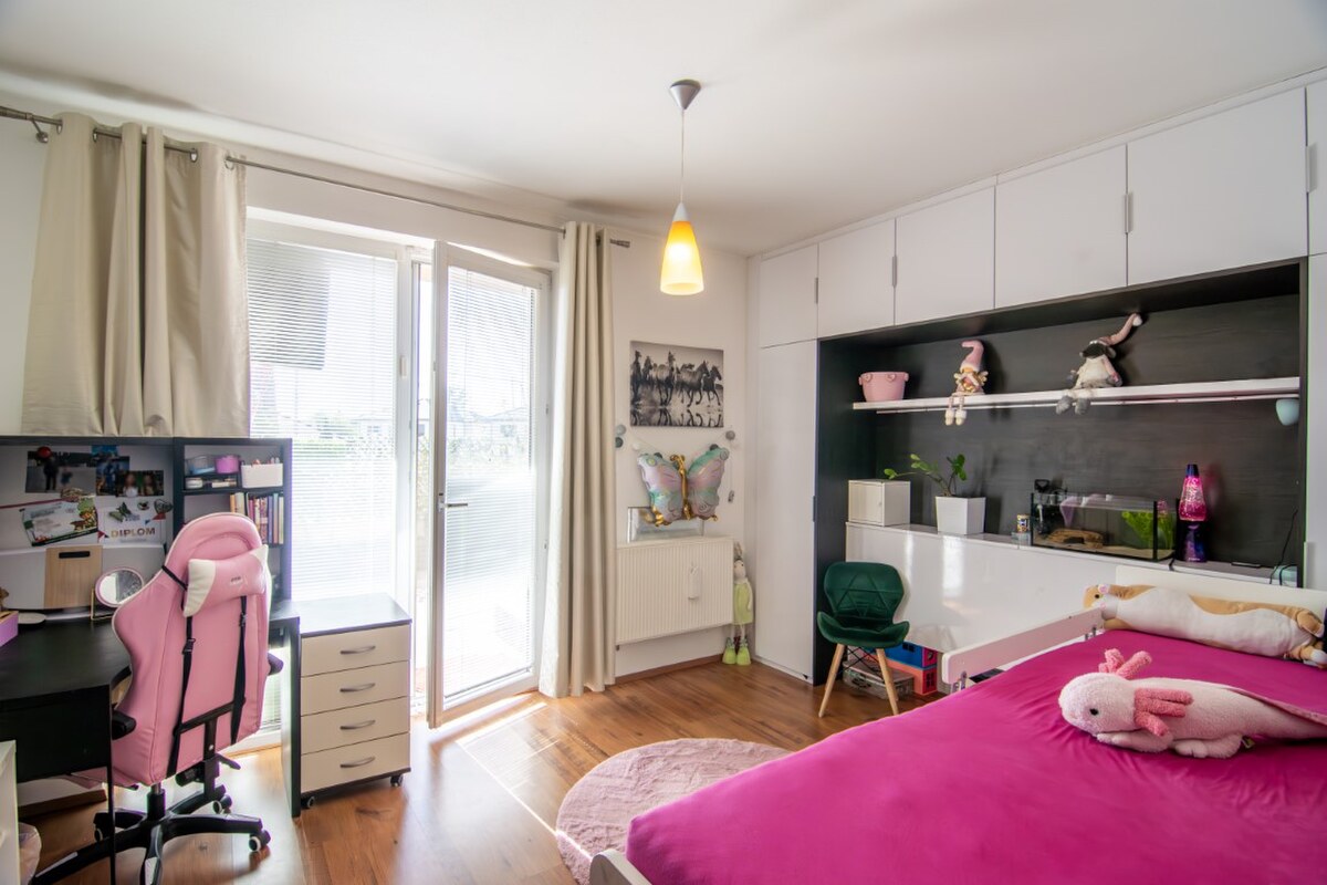 Priestranný 3-izbový byt s veľkou terasou (46 m²) a garážovým státím — foto 7