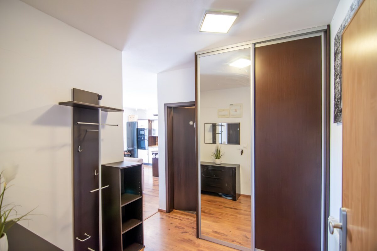 Priestranný 3-izbový byt s veľkou terasou (46 m²) a garážovým státím — foto 9