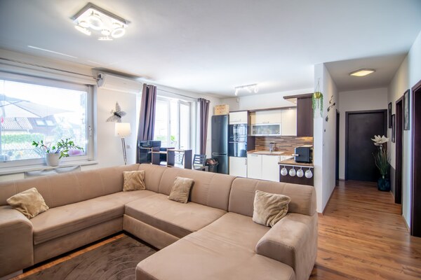 Priestranný 3-izbový byt s veľkou terasou (46 m²) a garážovým státím