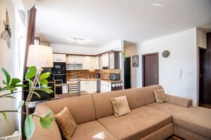 Priestranný 3-izbový byt s veľkou terasou (46 m²) a garážovým státím — foto 2