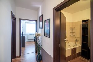 Priestranný 3-izbový byt s veľkou terasou (46 m²) a garážovým státím — foto 8