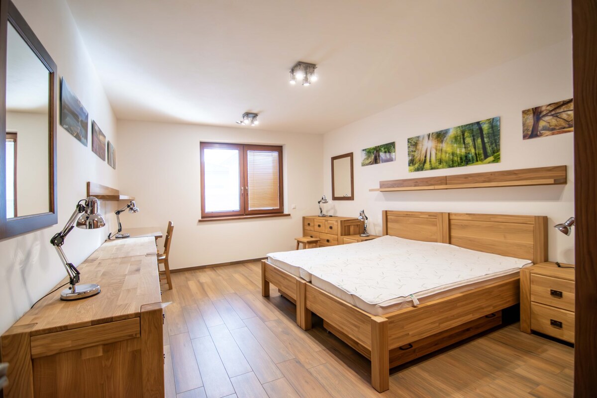 Nadštandardný 4-izbový rodinný dom s garážou a veľkým pozemkom — foto 8