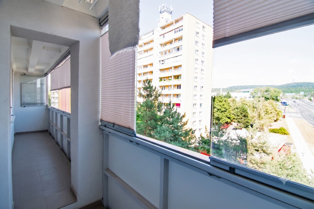 Priestranný 3-izbový byt s 11,4 m² loggiou – Lipského, Dúbravka — foto 13