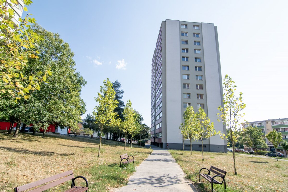 Priestranný 3-izbový byt s 11,4 m² loggiou – Lipského, Dúbravka — foto 19