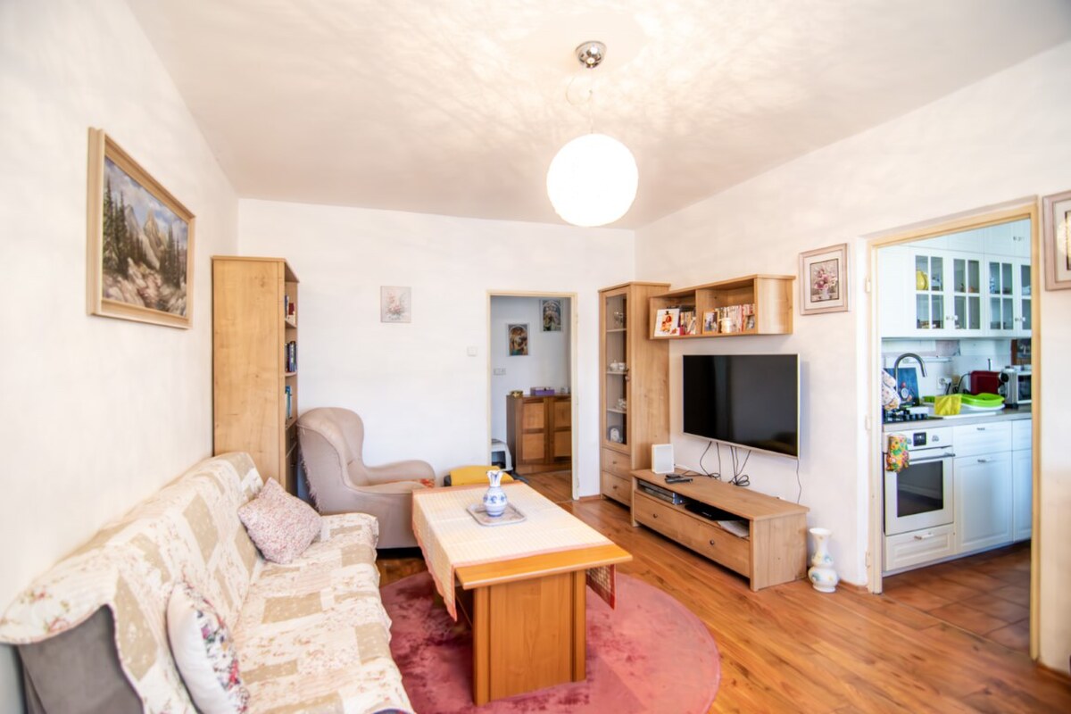 Priestranný 3-izbový byt s 11,4 m² loggiou – Lipského, Dúbravka — foto 2