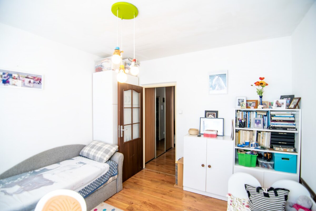 Priestranný 3-izbový byt s 11,4 m² loggiou – Lipského, Dúbravka — foto 8