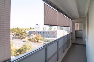 Priestranný 3-izbový byt s 11,4 m² loggiou – Lipského, Dúbravka — foto 14