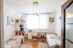 Priestranný 3-izbový byt s 11,4 m² loggiou – Lipského, Dúbravka — foto 7