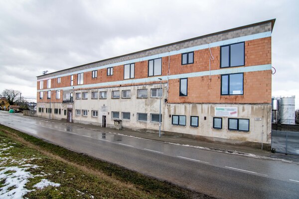 Prenájom haly / obchodno-skladových priestorov – Šenkvice, Nádražná ul