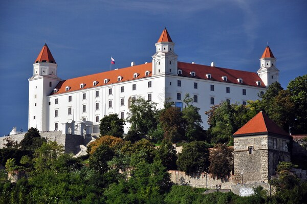 RODINNÝ DOM NA HRADNOM VRCHU S VÝHĽADOM