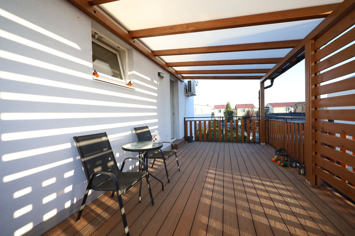 Moderný 2-izbový byt s priestrannou terasou a 2 parkovacími miestami — foto 10