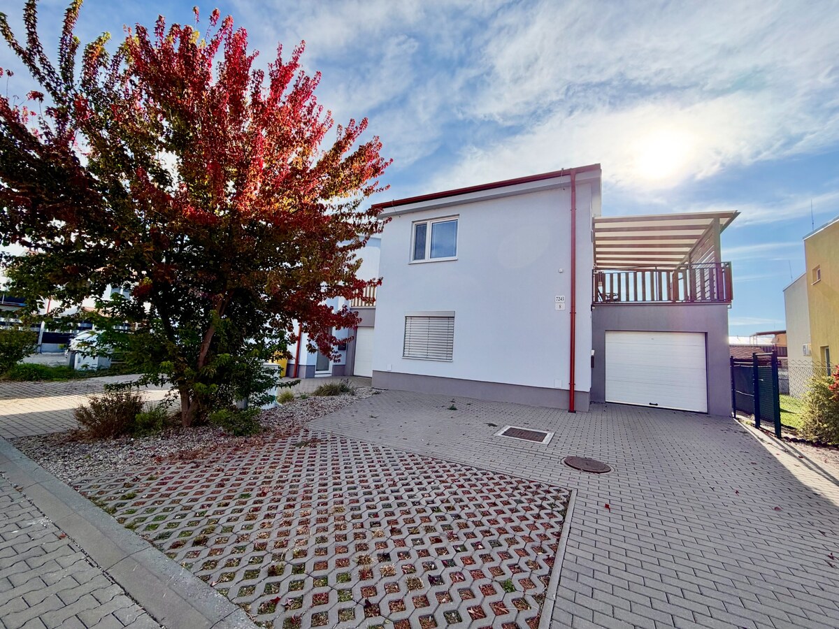 Moderný 2-izbový byt s priestrannou terasou a 2 parkovacími miestami — foto 11
