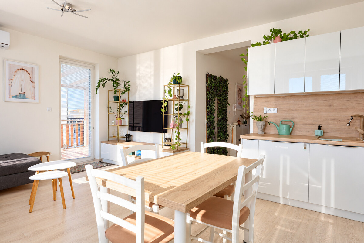 Moderný 2-izbový byt s priestrannou terasou a 2 parkovacími miestami — foto 3