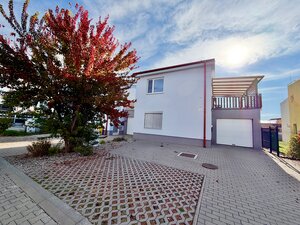 Moderný 2-izbový byt s priestrannou terasou a 2 parkovacími miestami — foto 11
