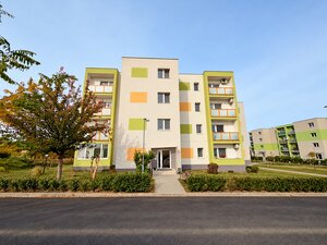 Priestranný 2-izbový byt s výhľadom na zeleň a vlastným parkovaním — foto 13