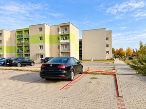 Priestranný 2-izbový byt s výhľadom na zeleň a vlastným parkovaním — foto 14