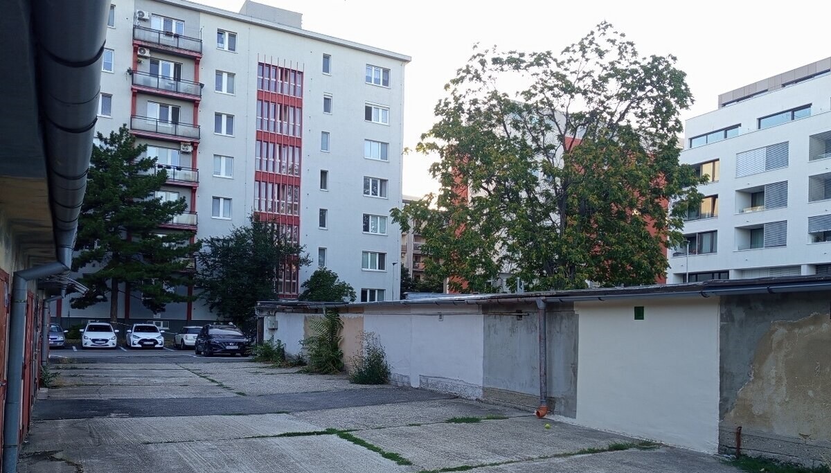 garáž Haburská ul., Ružinov s pozemkom — foto 2