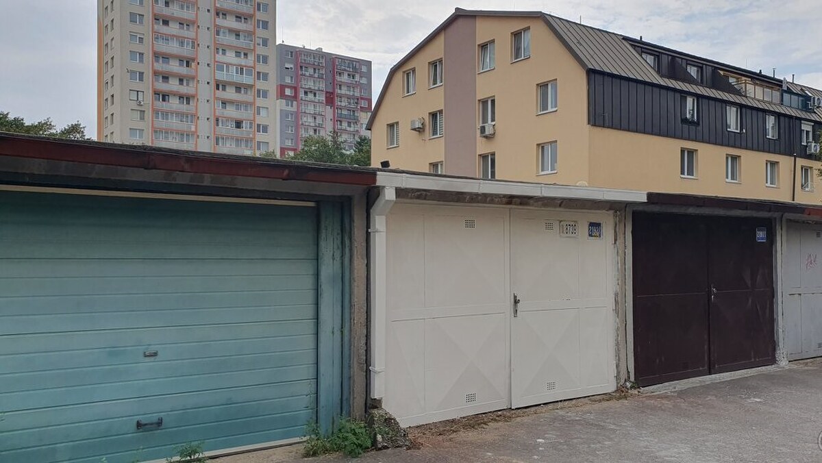 garáž na ul. Plicková, Rača