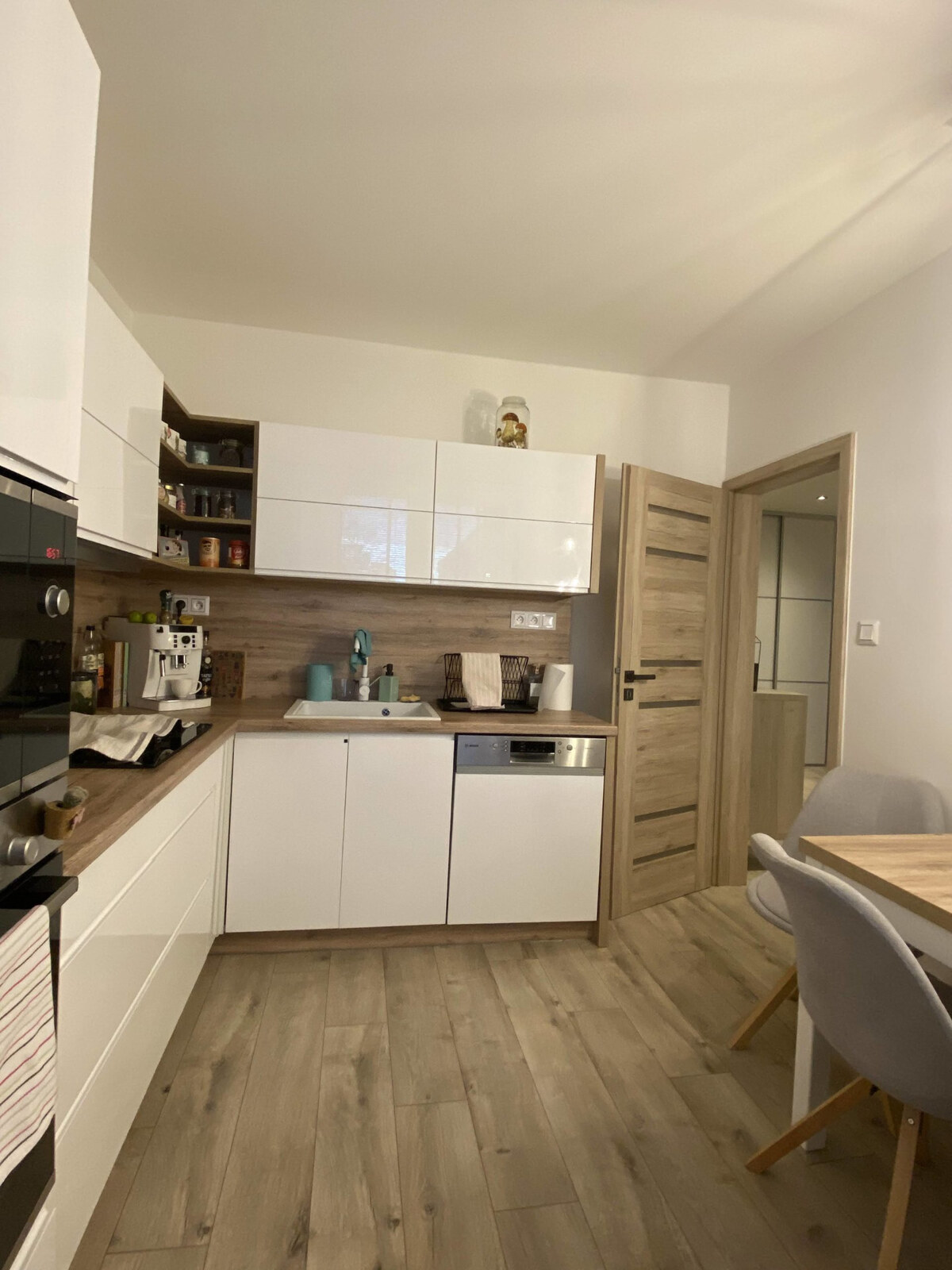 zrekonštruovaný 3-izb. byt, ul. Smolenická, Petržalka, so zariadením — foto 2