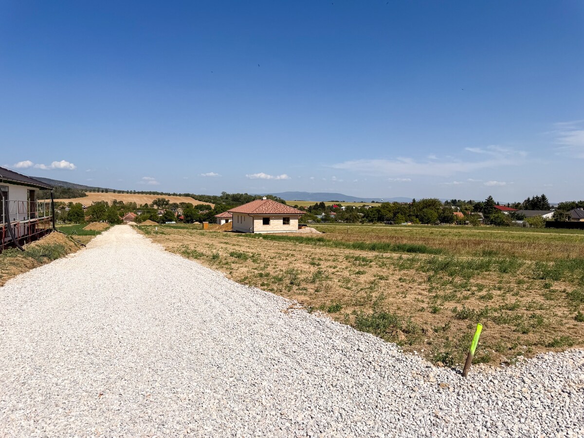 Ideálny stavebný pozemok v Jelenci - 848 m2