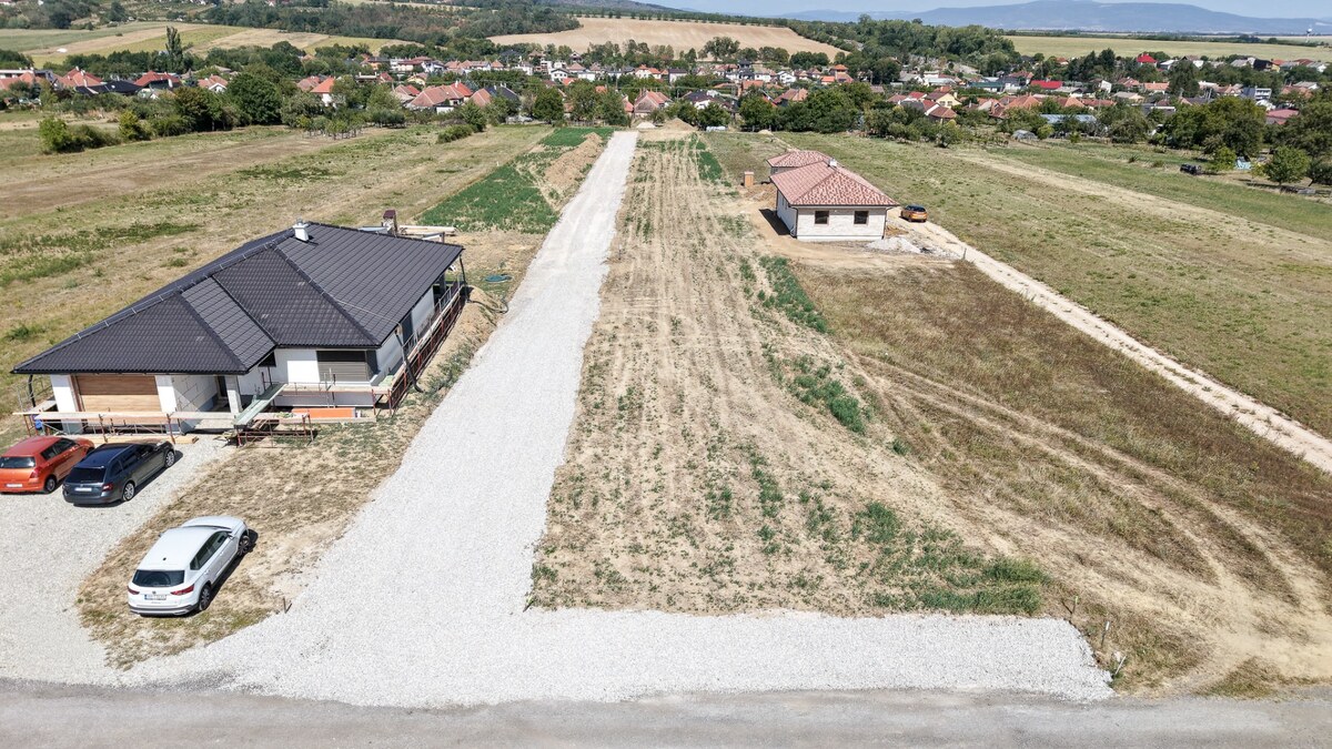 Ideálny stavebný pozemok v Jelenci - 848 m2 — foto 2