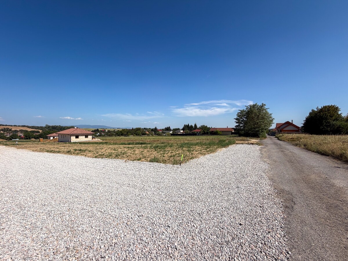 Ideálny stavebný pozemok v Jelenci - 848 m2 — foto 8