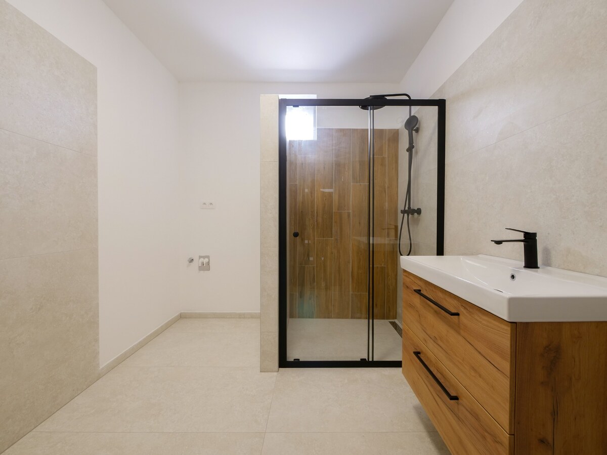 Kompletne zrekonštruovaný 4 izbový rodinný dom - Oponice — foto 11