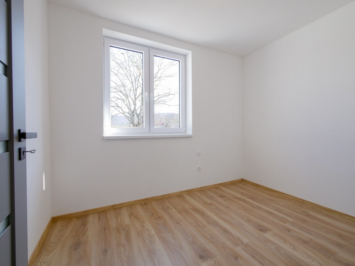 Kompletne zrekonštruovaný 4 izbový rodinný dom - Oponice — foto 15