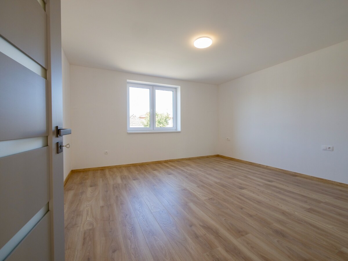 Kompletne zrekonštruovaný 4 izbový rodinný dom - Oponice — foto 16