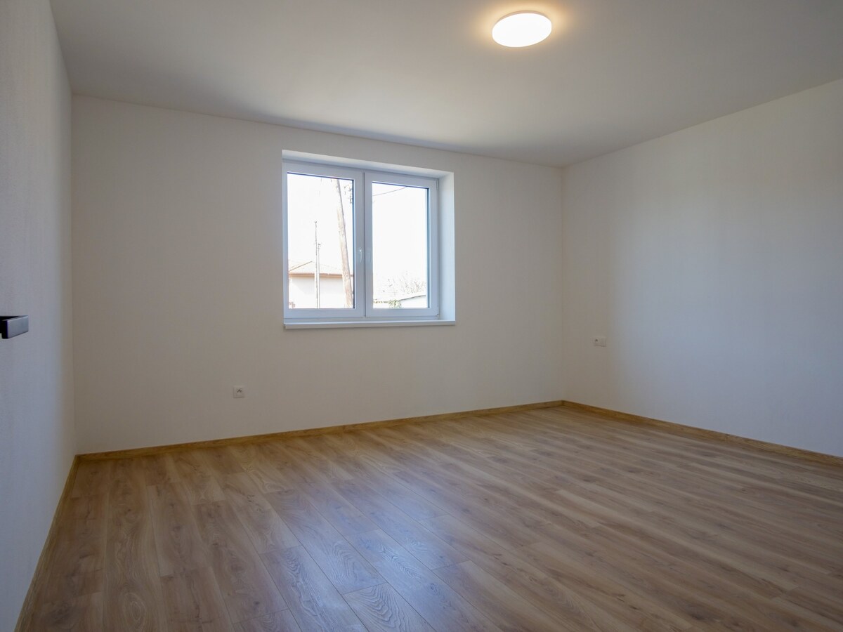 Kompletne zrekonštruovaný 4 izbový rodinný dom - Oponice — foto 18
