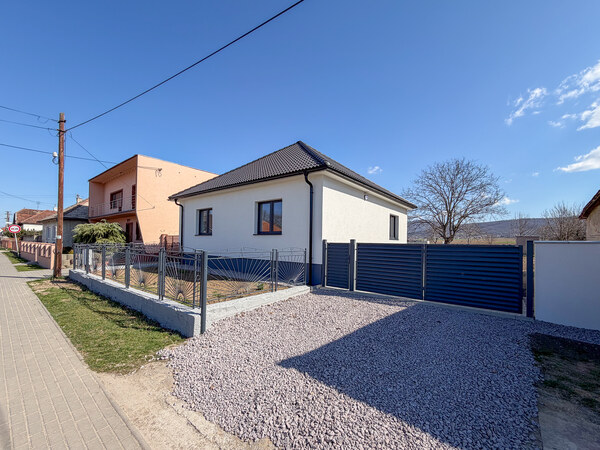 Kompletne zrekonštruovaný 4 izbový rodinný dom - Oponice