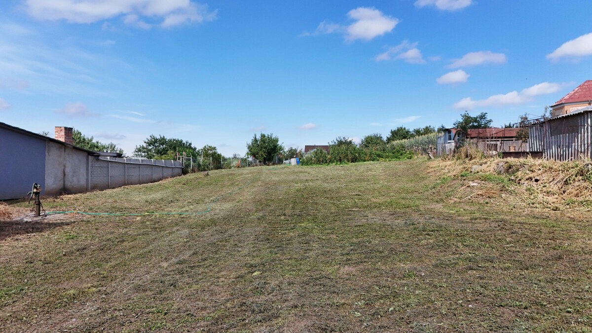 Stavebný pozemok 1 750 m² v centre obce Rumanová — foto 2