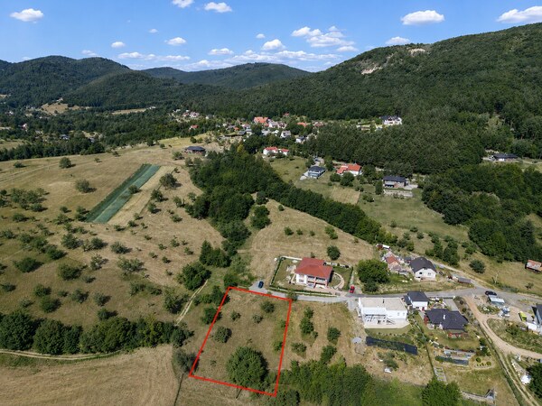 Stavebný pozemok 1 353 m² pri Tajchu s krásnymi výhľadmi