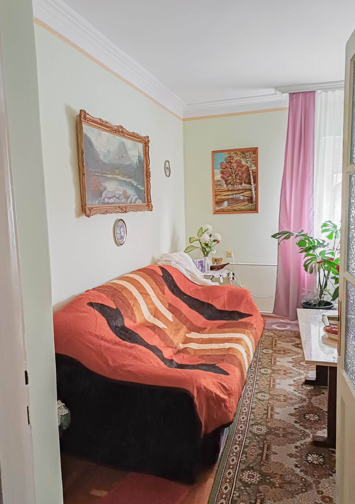 Dom v tichej vilovej štvrti v meste Encs, Maďarsko — foto 11