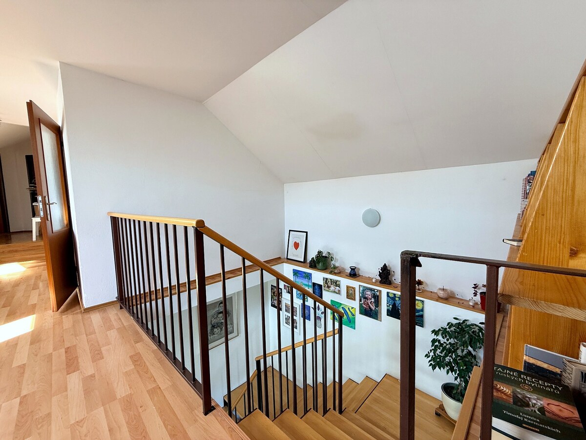 Priestranný 6-izbový dom na pozemku 872 m² – Častá — foto 2